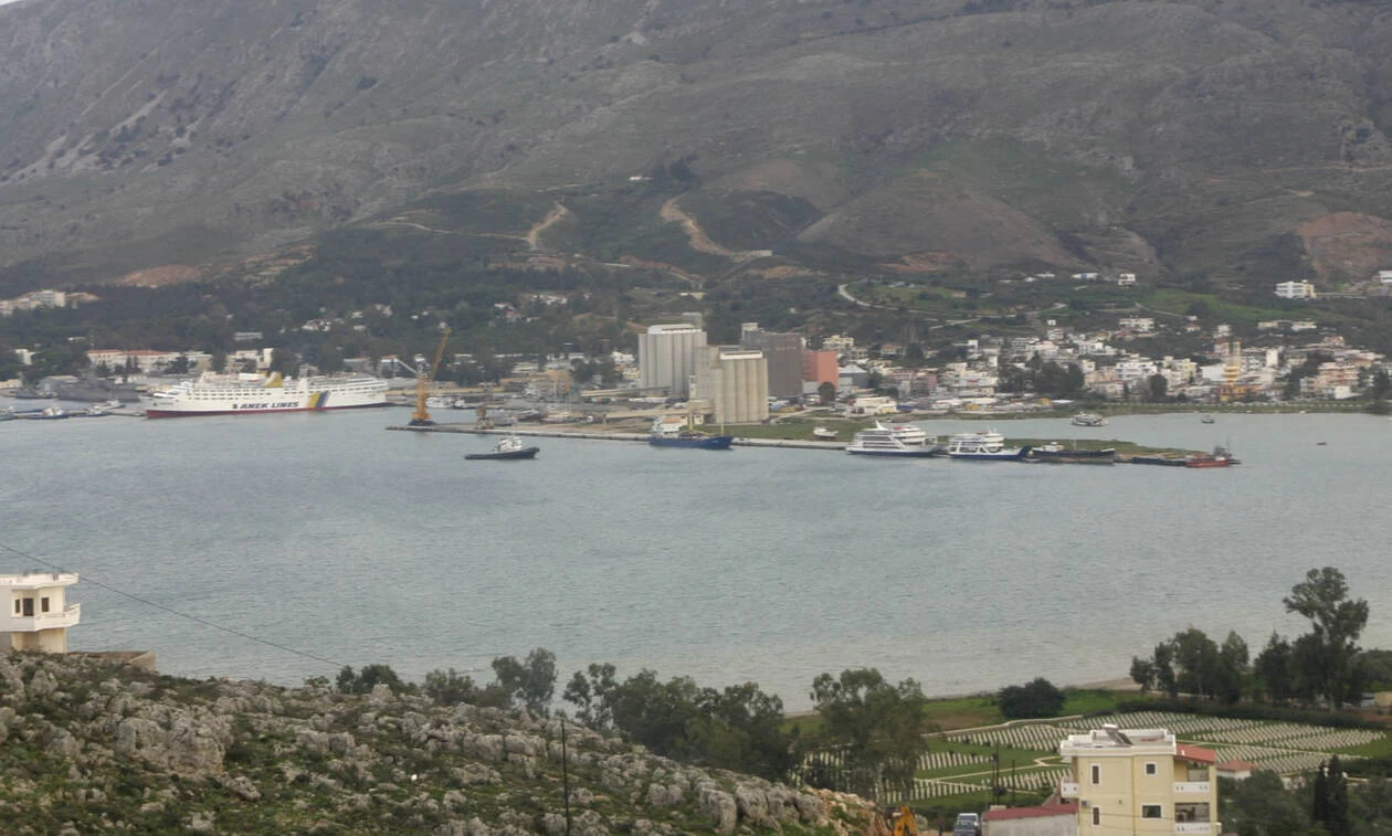 Αλλαξε χρώμα το λιμάνι της Σούδας – Απίστευτες εικόνες